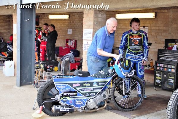 arran-in-pits-with-mechanic-img-5293-245B0CF9A-DC52-946A-00D7-A20162008280.jpg